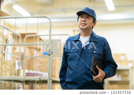 Male worker working in a warehouse 131457330