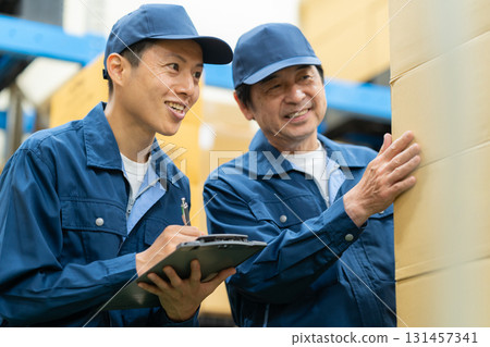 在倉庫工作的男工人 131457341