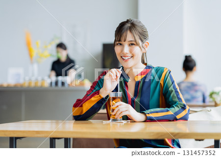放鬆在咖啡館的一個少婦 131457352