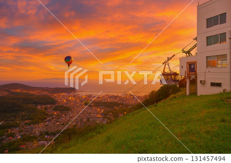 從天狗山俯瞰小樽市的熱氣球 131457494