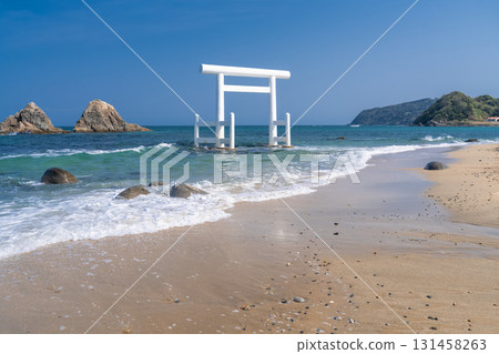 <Fukuoka Prefecture> White Torii Gate, Sakurai Futamigaura <Fukuoka Prefecture> White Torii Gate, Sakurai Futamigaura 131458263