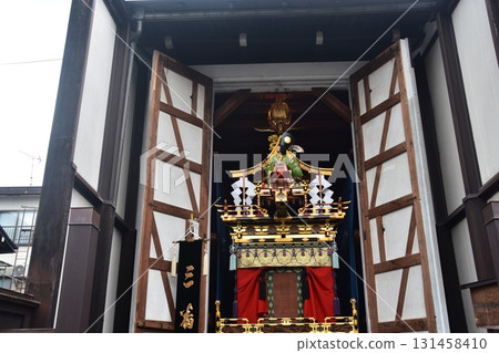 日本岐阜縣高山市:春季高山節期間,下雨天時倉庫內會展示名為「屋台」的華麗花車。 日本岐阜縣高山市:春季高山節期間,下雨天時倉庫內會展示名為「屋台」的華麗花車。 131458410