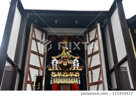 日本岐阜縣高山市:春季高山節期間,下雨天時倉庫內會展示名為「屋台」的華麗花車。 日本岐阜縣高山市:春季高山節期間,下雨天時倉庫內會展示名為「屋台」的華麗花車。 131458417