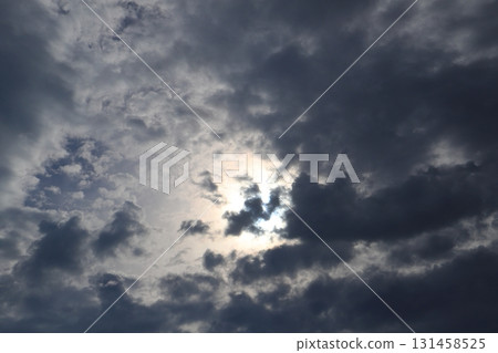 多雲的天空 太陽 只有天空 多雲的天空 太陽 只有天空 131458525