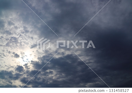 多雲的天空 太陽 只有天空 多雲的天空 太陽 只有天空 131458527
