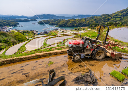 <佐賀縣>大浦的梯田和眺望伊凡裡灣的田園風光 131458575