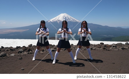 三位身穿水手服的亞洲女性以富士山為背景拍攝的同步照片 131458622