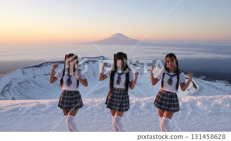 三位身穿水手服的亞洲女性以富士山為背景拍攝的同步照片 131458628