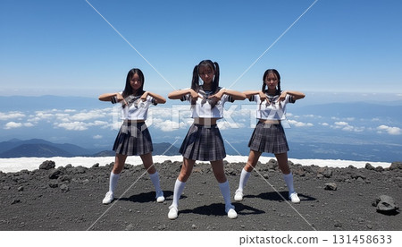 三位身穿水手服的亞洲女性以富士山為背景拍攝的同步照片 131458633