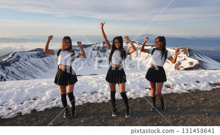 三位身穿水手服的亞洲女性以富士山為背景拍攝的同步照片 131458641