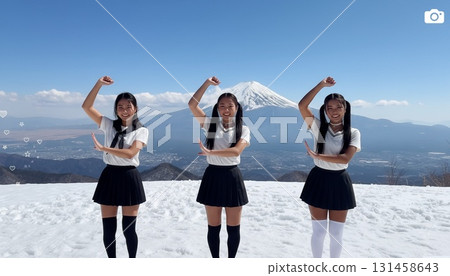三位身穿水手服的亞洲女性以富士山為背景拍攝的同步照片 131458643