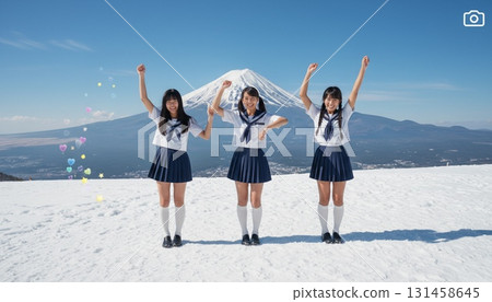 三位身穿水手服的亞洲女性以富士山為背景拍攝的同步照片 131458645