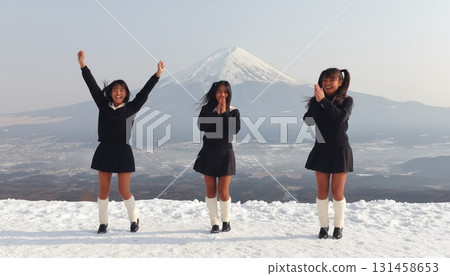 三位身穿水手服的亞洲女性以富士山為背景拍攝的同步照片 131458653