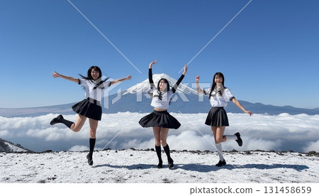 三位身穿水手服的亞洲女性以富士山為背景拍攝的同步照片 131458659