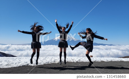 三位身穿水手服的亞洲女性以富士山為背景拍攝的同步照片 三位身穿水手服的亞洲女性以富士山為背景拍攝的同步照片 131458660