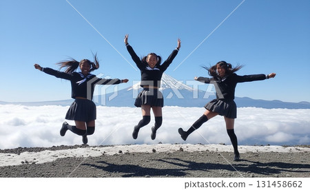 三位身穿水手服的亞洲女性以富士山為背景拍攝的同步照片 131458662