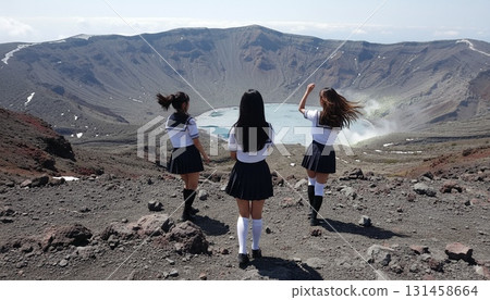 三位身穿水手服的亞洲女性以富士山為背景拍攝的同步照片 131458664