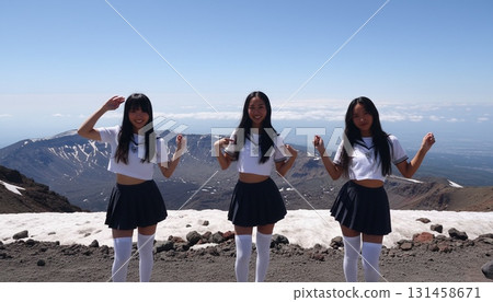 三位身穿水手服的亞洲女性以富士山為背景拍攝的同步照片 131458671