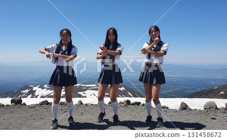 三位身穿水手服的亞洲女性以富士山為背景拍攝的同步照片 131458672
