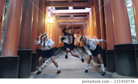 三位身穿水手服的亞洲女性以鳥居為背景拍攝的同步照片 131458736