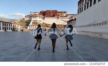 三位身著水手服的亞洲女性以西藏布達拉宮為背景拍攝的同步照片 131458737