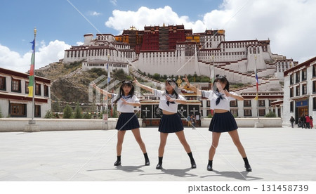 三位身著水手服的亞洲女性以西藏布達拉宮為背景拍攝的同步照片 131458739