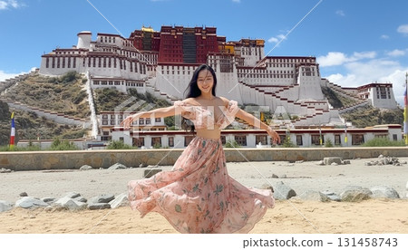 一群亞洲女性以西藏布達拉宮為背景的同步照片 131458743