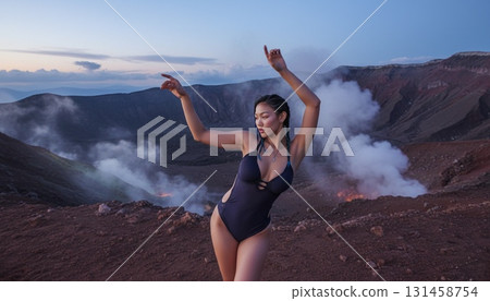 亞洲女性以富士山為背景的同步照片 131458754