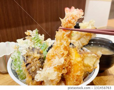 鰻魚、蝦子和蔬菜天婦羅飯：米飯上蓋著新鮮炸製的天婦羅。 131458763