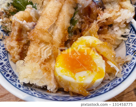 Vegetable, conger eel and shrimp tempura bowl 131458775