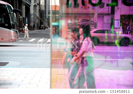 透過博物館的玻璃牌子看到的京橋景色 131458911