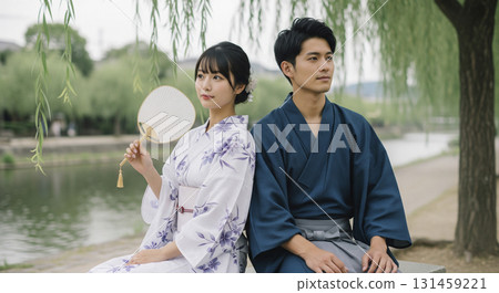 身著浴衣的日本男女 131459221