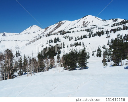 Snowy Mount Hiuchi and Mount Yake Snowy Mount Hiuchi and Mount Yake 131459256