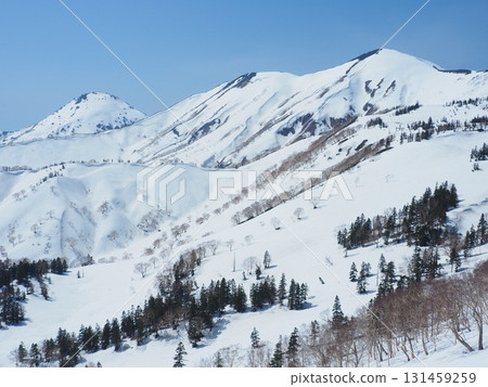 Snowy Mount Hiuchi and Mount Yake 131459259