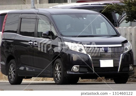 一輛停在停車場的汽車（Toyota Esquire，第一代） 131460122