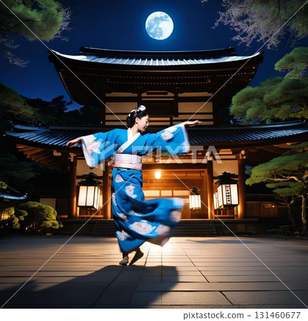 一位身穿藍色和服的女子在滿月下跳舞 131460677