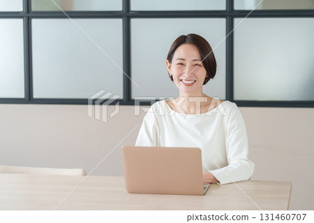 Business woman using a computer 131460707