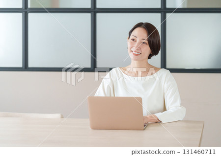 Business woman using a computer 131460711