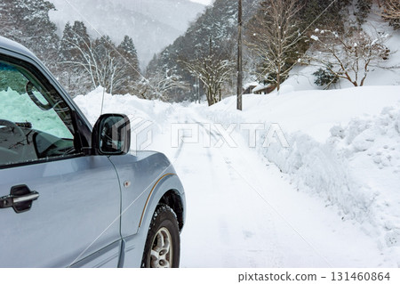 SUV和狹窄的雪路 131460864