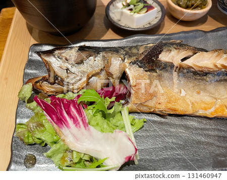 鹽烤鯖魚:一種簡單的燒烤方式,將脂肪含量高的油性魚類烤製而成。 鹽烤鯖魚:一種簡單的燒烤方式,將脂肪含量高的油性魚類烤製而成。 131460947