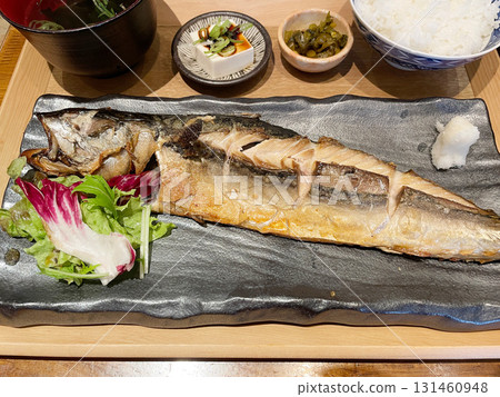鹽烤鯖魚:一種簡單的燒烤方式,將脂肪含量高的油性魚類烤製而成。 鹽烤鯖魚:一種簡單的燒烤方式,將脂肪含量高的油性魚類烤製而成。 131460948