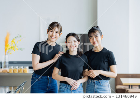 一個在咖啡館工作的年輕女子 一個在咖啡館工作的年輕女子 131460949