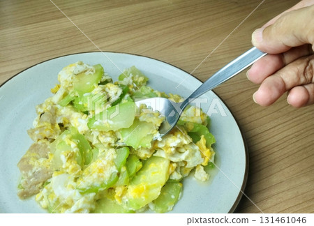 Hand scooping Angled Luffa with Egg, High-Fiber Vegetable Hand scooping Angled Luffa with Egg, High-Fiber Vegetable 131461046