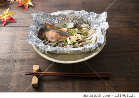 錫箔紙烤鮭魚和蘑菇 131461125