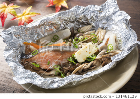 錫箔紙烤鮭魚和蘑菇 131461129
