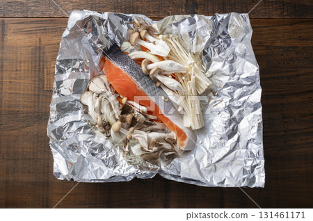鮭魚和蘑菇錫箔紙烤製(烹飪前) 鮭魚和蘑菇錫箔紙烤製(烹飪前) 131461171