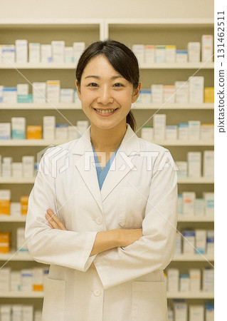 在配藥藥房工作的女藥劑師，醫護人員面帶微笑地服務 131462511