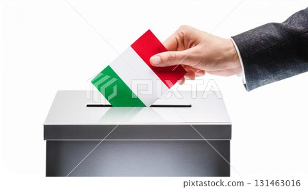 義大利國旗上貼有手動投票選票的投票箱。選舉。 131463016