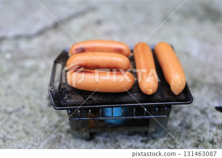 Wiener sausage baked on a mini iron plate Wiener sausage baked on a mini iron plate 131463087