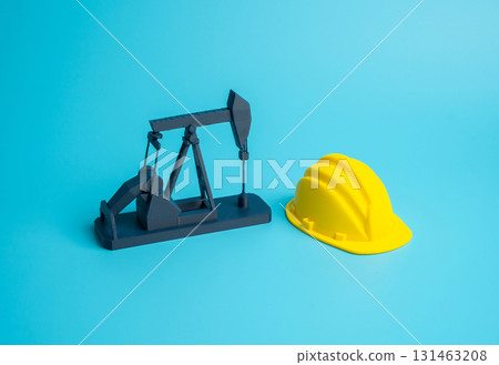 Increasing oil production. Construction of new oil wells and pumps. Energy resources, global trade, industry growth, fuel security, and investment opportunities in the oil sector. Increasing oil production. Construction of new oil wells and pumps. Energy resources, global trade, industry growth, fuel security, and investment opportunities in the oil sector. 131463208